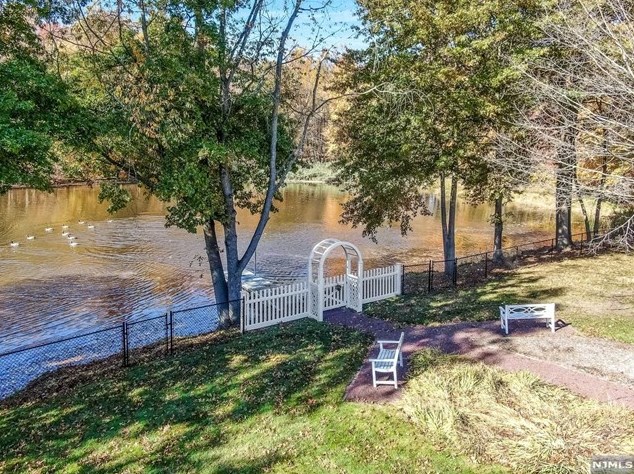 20 Pne Lk Ter, Westwood NJ 07675-6482 exterior