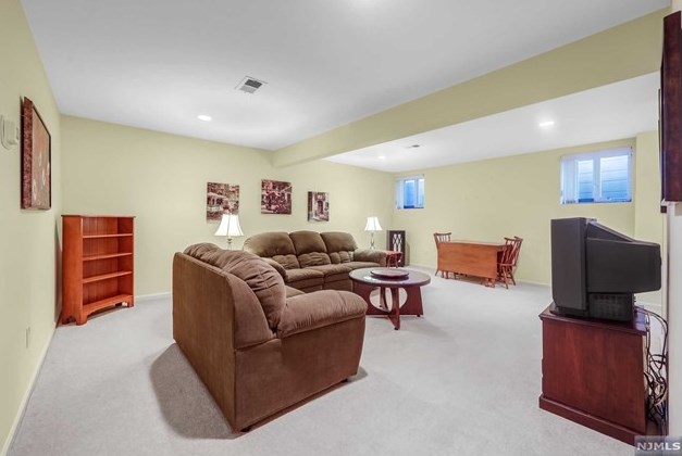 20 Pne Lk Ter, Westwood NJ 07675-6482 exterior