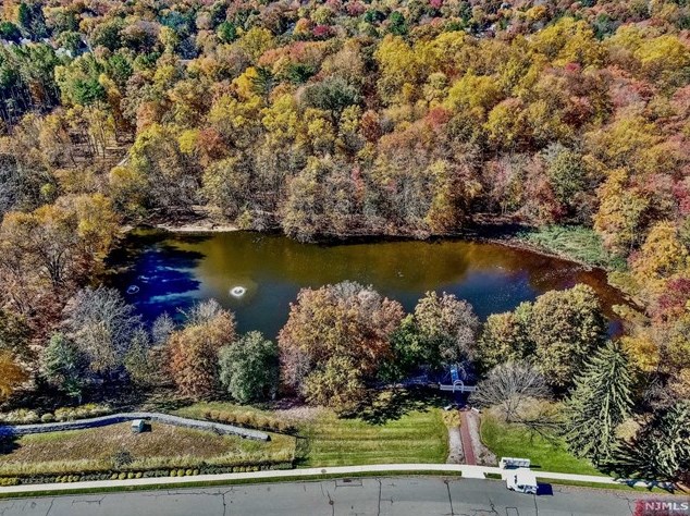 20 Pne Lk Ter, Westwood NJ 07675-6482 exterior