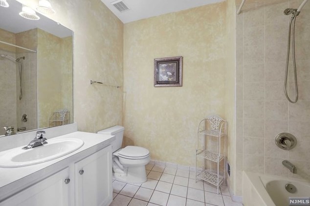 20 Pne Lk Ter, Westwood NJ 07675-6482 exterior