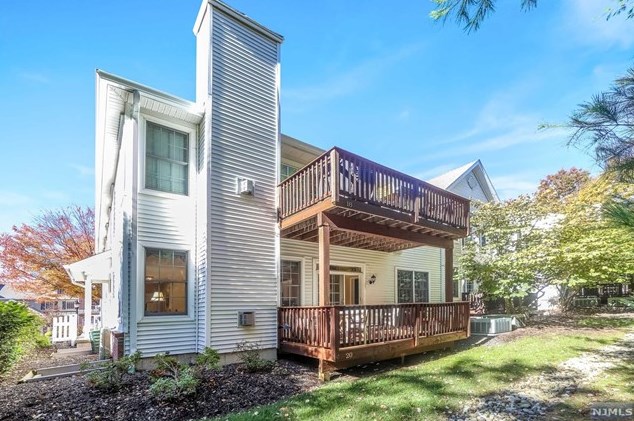 20 Pne Lk Ter, Westwood NJ 07675-6482 exterior