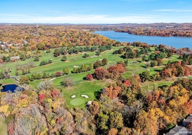 20 Pne Lk Ter, Westwood NJ 07675-6482 exterior