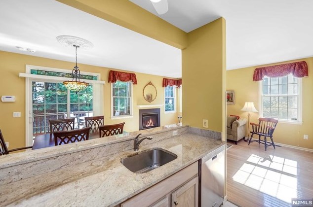 20 Pne Lk Ter, Westwood NJ 07675-6482 exterior