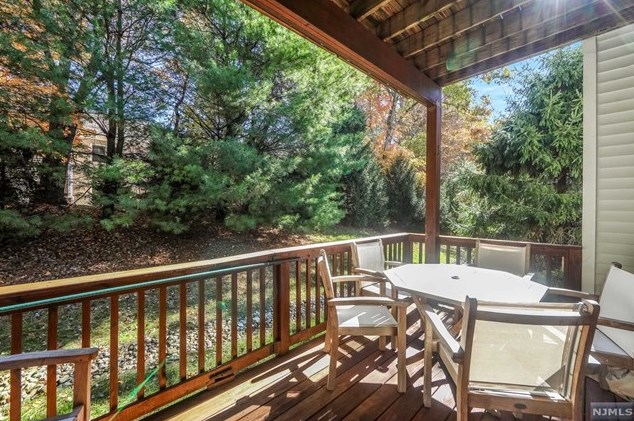 20 Pne Lk Ter, Westwood NJ 07675-6482 exterior