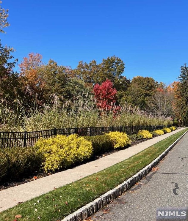 20 Pne Lk Ter, Westwood NJ 07675-6482 exterior