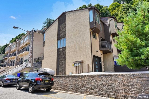 16 Veterans Way, Edgewater, NJ 07020