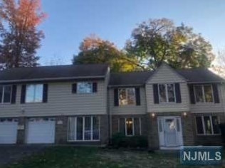 1016 Elm Ave, Ridgefield NJ  07657-1004 exterior