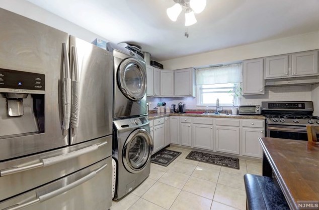 980 Schopmann Dr, Secaucus NJ  07094-4052 exterior