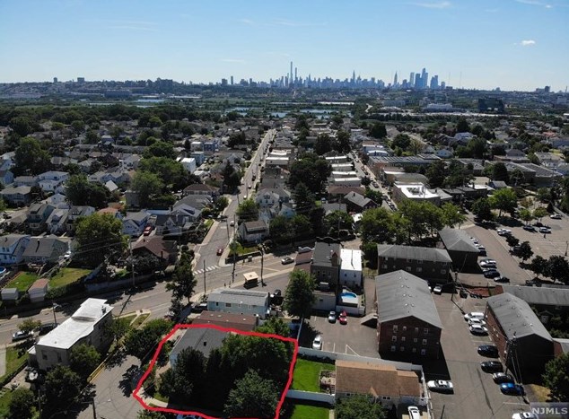 980 Schopmann Dr, Secaucus NJ  07094-4052 exterior