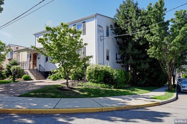 980 Schopmann Dr, Secaucus NJ  07094-4052 exterior
