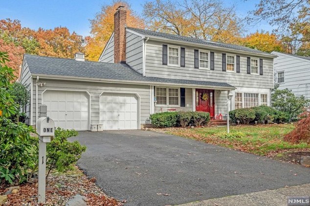 1 Vermont Dr, Paramus, NJ 07652-2348
