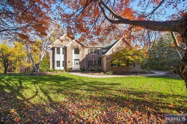 19 Whispering Pines Dr, Mahwah, NJ 07430