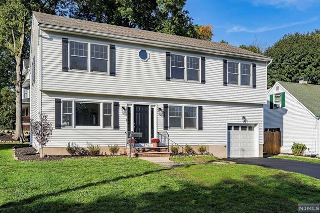 27 Richard Dr, Waldwick, NJ 07463