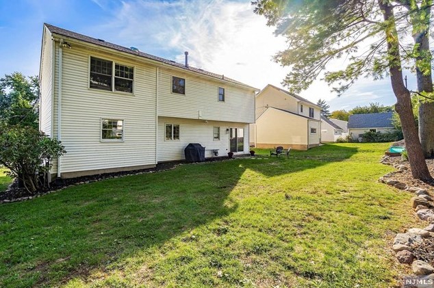 27 Richard Dr, Waldwick NJ  07463-2010 exterior