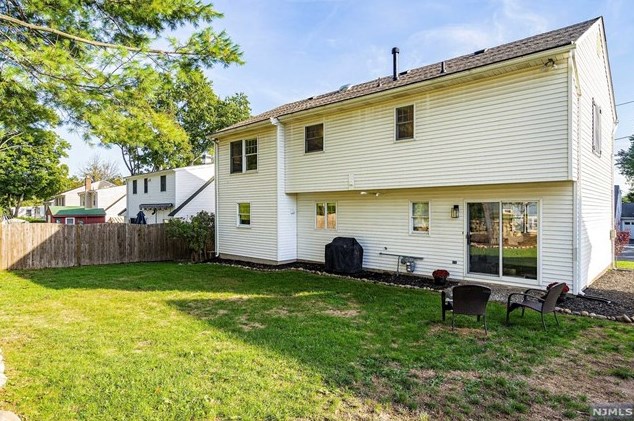27 Richard Dr, Waldwick NJ  07463-2010 exterior