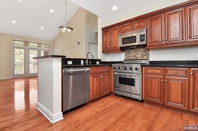 7400 River Rd #426, North Bergen, NJ 07047