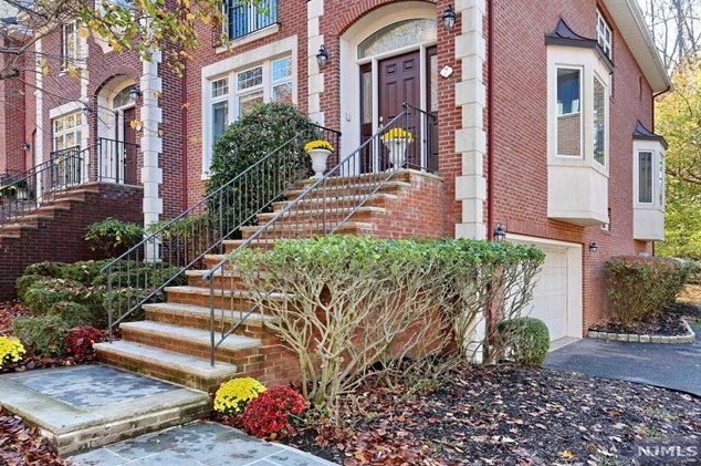 7 Candlewood Dr, Westwood, NJ 07675