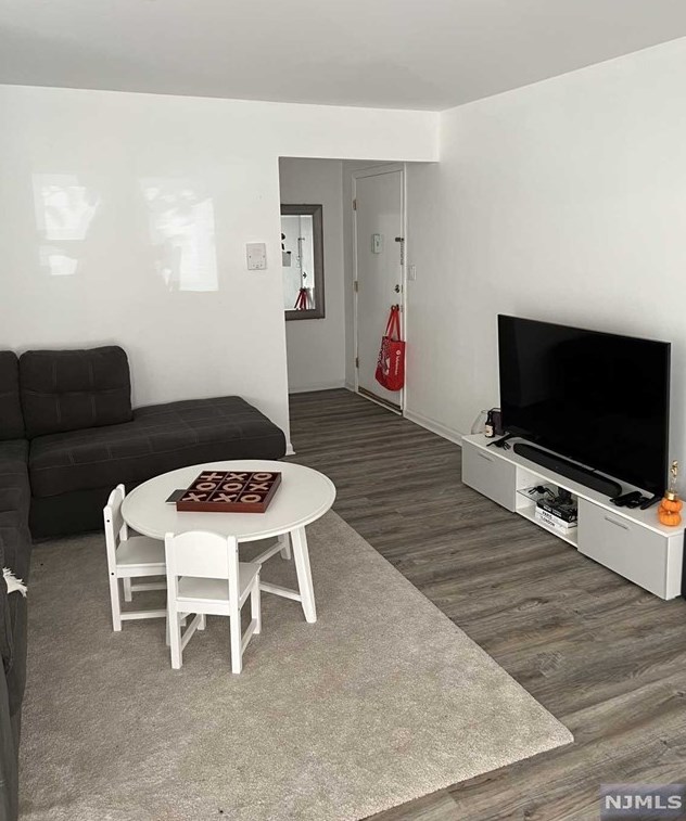 560 Cross St #208, East Newark, NJ 07029