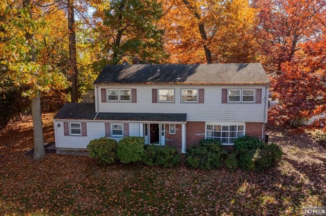 995 Garibaldi Pl, Westwood, NJ 07676-4120