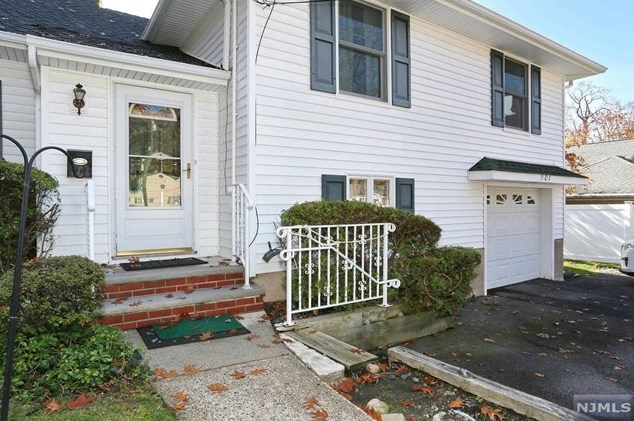 901 Oradell Ave, Oradell, NJ 07649