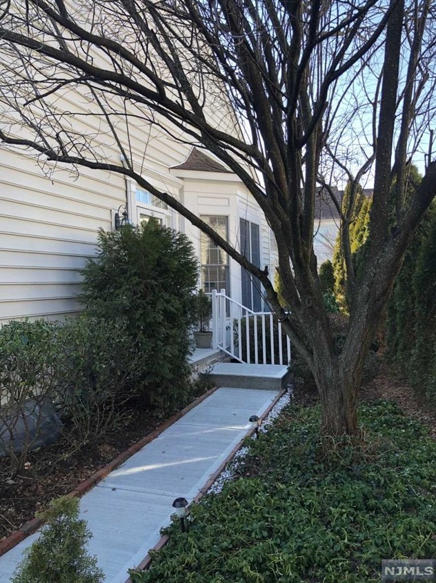 53 Thistle Dr, Paramus NJ  07652-1354 exterior