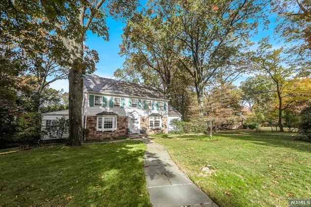 65 Depeyster Ave, Tenafly, NJ 07670-2235