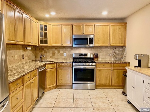 682 Plum Ter, Mahwah, NJ 07430