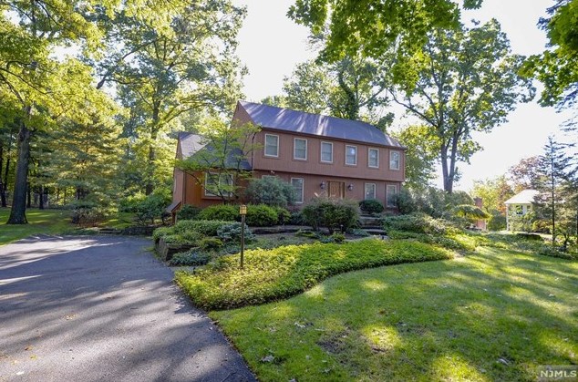 2 Nancy Dr, Hillsdale, NJ 07642-1363