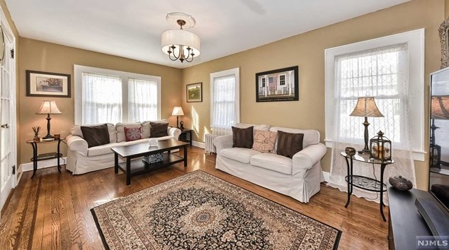 4 Elmwood Ave, Pequannock Township, NJ 07440-1905