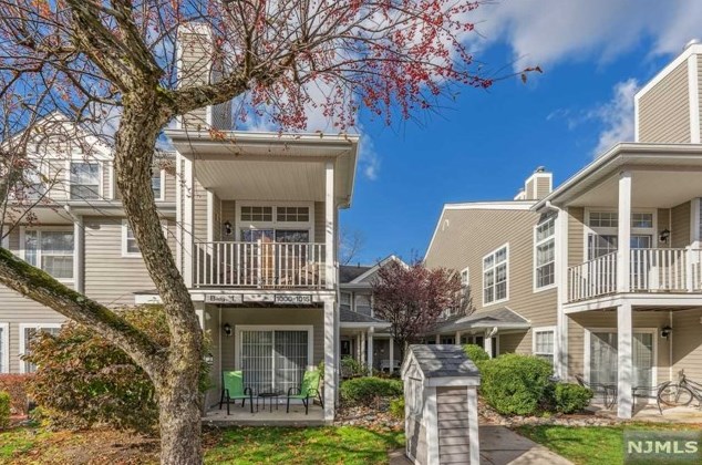 1007 Crown Ct, Mahwah, NJ 07430