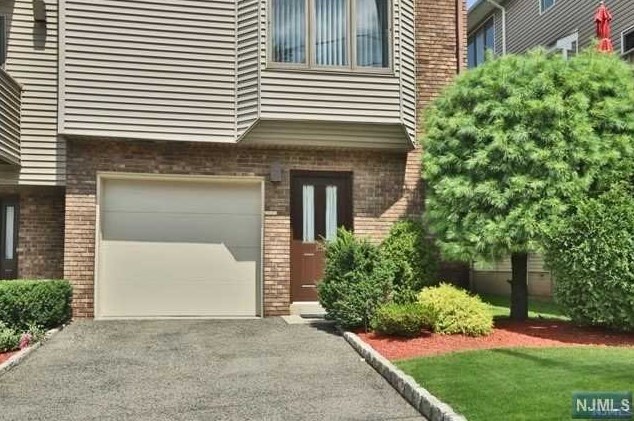 153 Roosevelt Pl, Palisades Park, NJ 07650