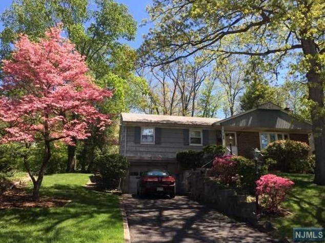 70 Spruce Ter, Wayne, NJ 07470-4352
