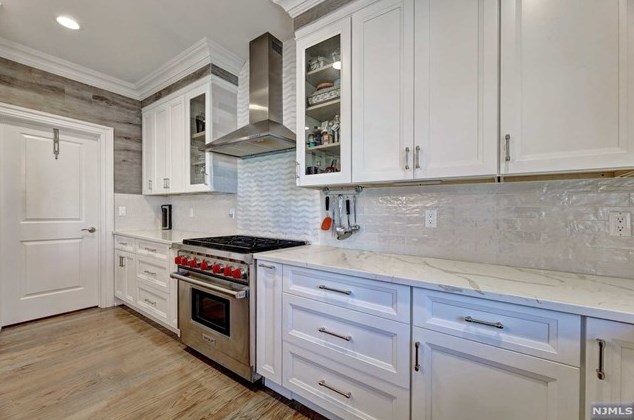154 Spring Ln, Paramus NJ  07652-5302 exterior