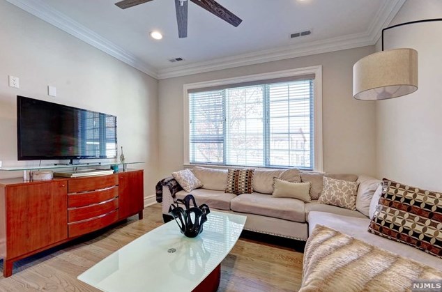 154 Spring Ln, Paramus NJ  07652-5302 exterior
