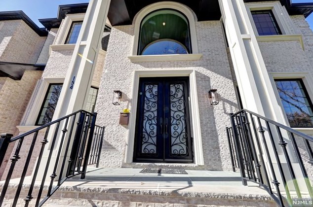 154 Spring Ln, Paramus NJ  07652-5302 exterior