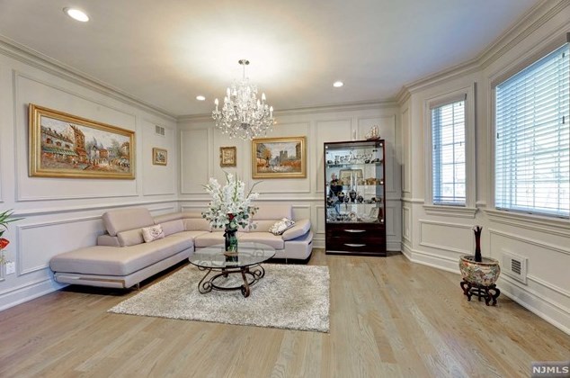 154 Spring Ln, Paramus NJ  07652-5302 exterior