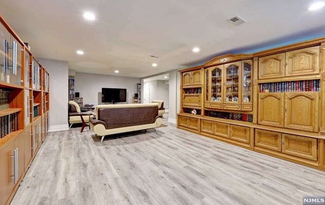 154 Spring Ln, Paramus NJ  07652-5302 exterior