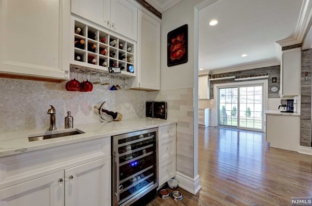 154 Spring Ln, Paramus NJ  07652-5302 exterior