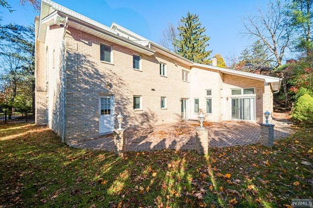 109 Alpine Dr, Closter, NJ 07624