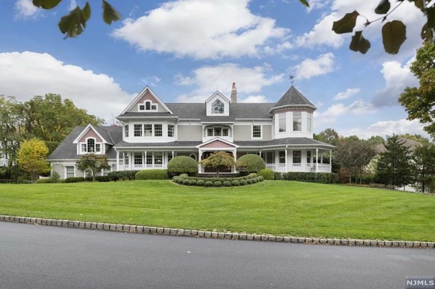 133 Delaware Ln, Franklin Lakes, NJ 07417