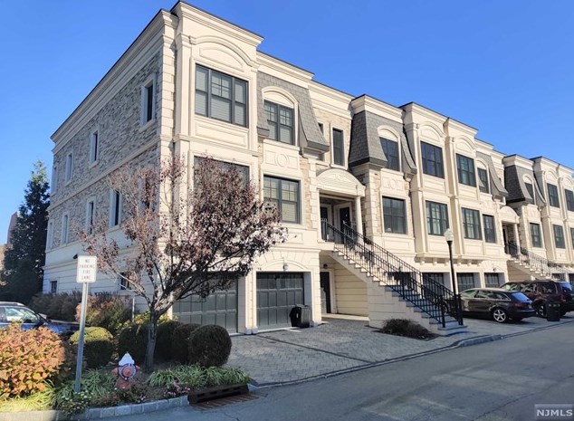 12 Marquis Ct, Edgewater, NJ 07020