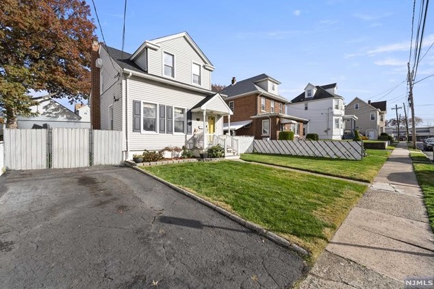 21 Sterling St, Elmwood Park, NJ 07407