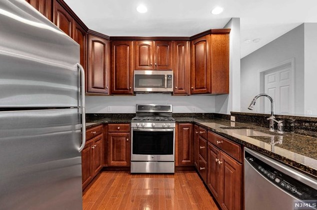 7400 River Rd #317, North Bergen, NJ 07047