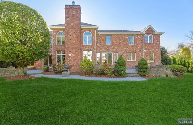 17 Karens Ln, Englewood, NJ 07632