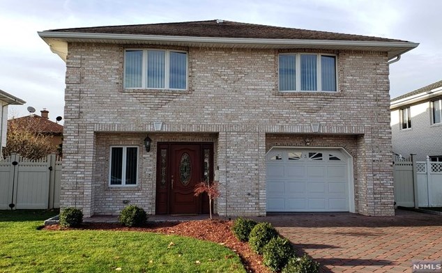 3 Lilac Ln, Wallington, NJ 07057