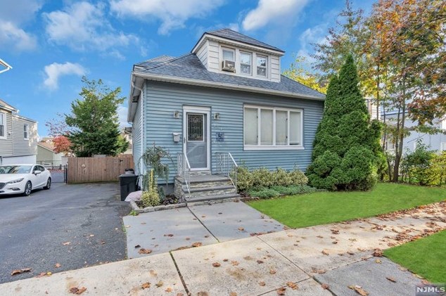 517 9th St, Carlstadt, NJ 07072