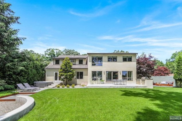 284 Martom Rd, Wyckoff NJ  07481-2404 exterior