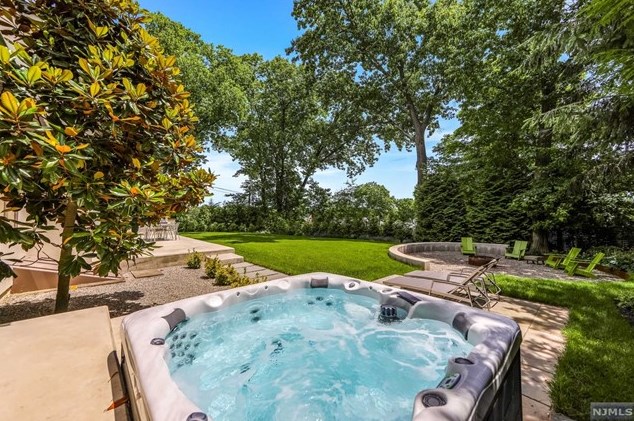 284 Martom Rd, Wyckoff NJ  07481-2404 exterior