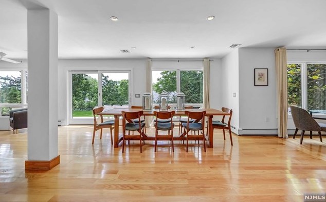 284 Martom Rd, Wyckoff NJ  07481-2404 exterior