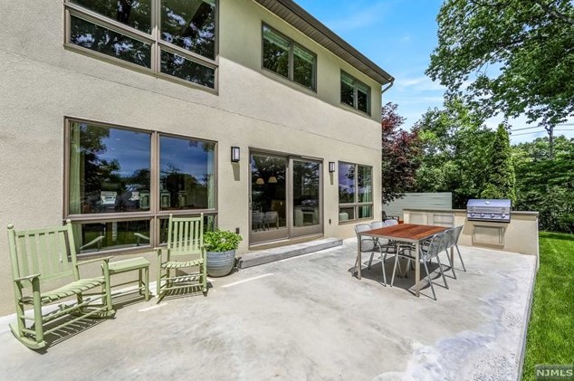 284 Martom Rd, Wyckoff NJ  07481-2404 exterior